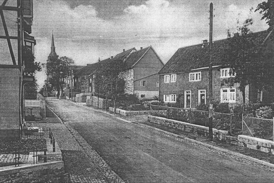 Drabenderhöhe - Dorfstrasse in den 1930ern - rechts Wirtschaft und Pension...